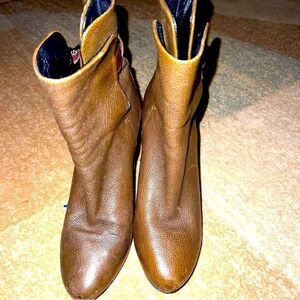 Balenciaga boots brown size 7